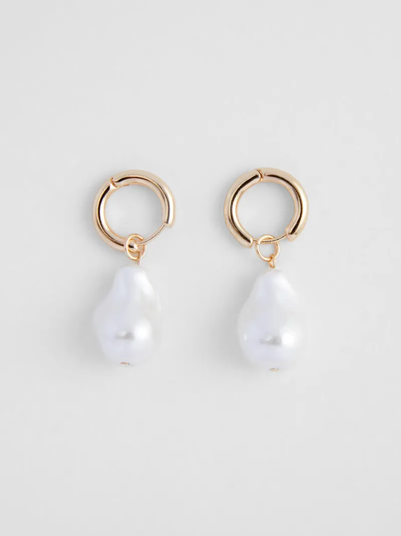 FRENCH CONNECTION Jewellery<Irregular Faux Pearl Huggie Hoop Earrings Pearl/Gold/Diamente